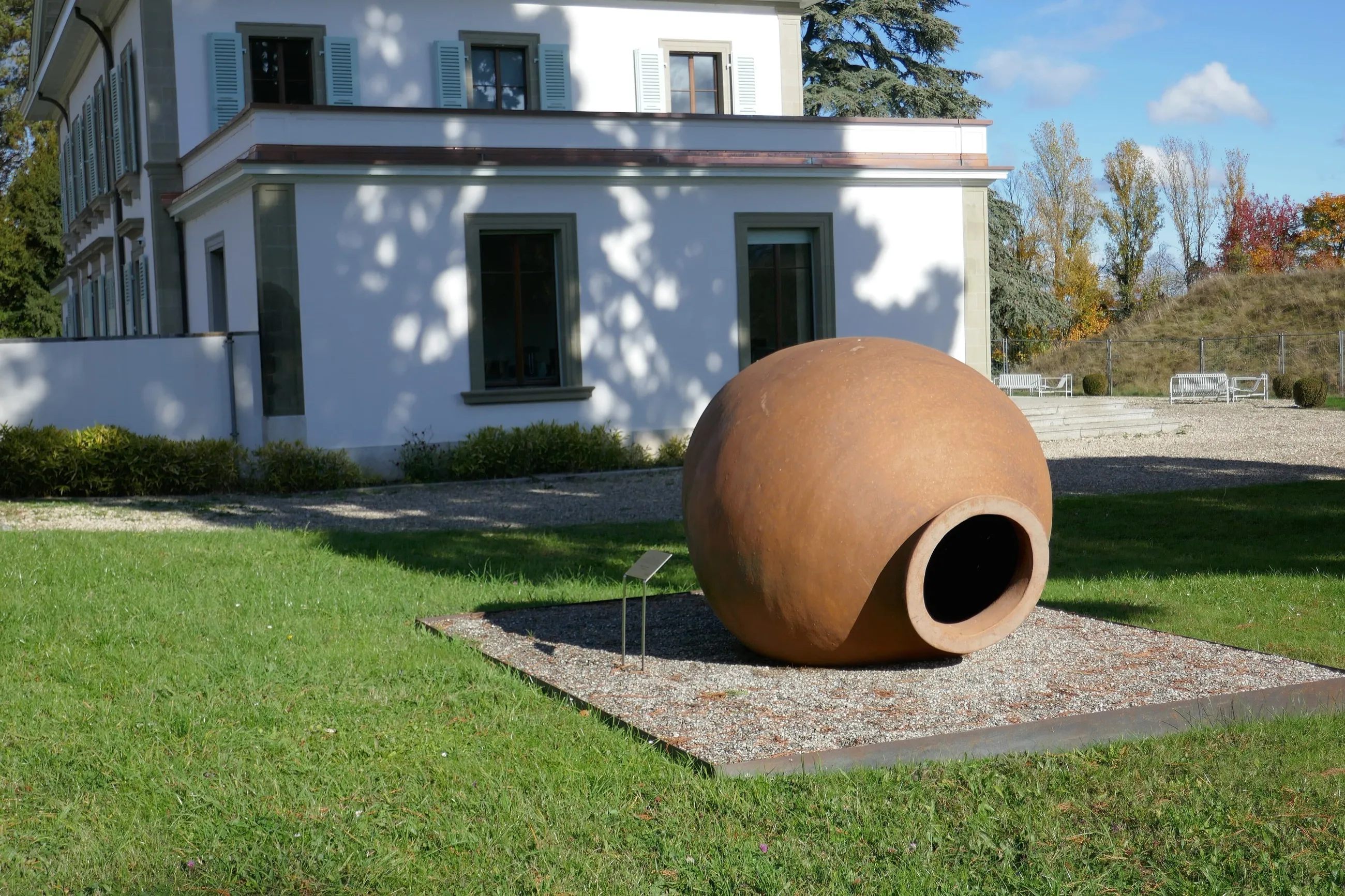 Modelled to the proportions of a 1,200-litre Kakhetian qvevri.